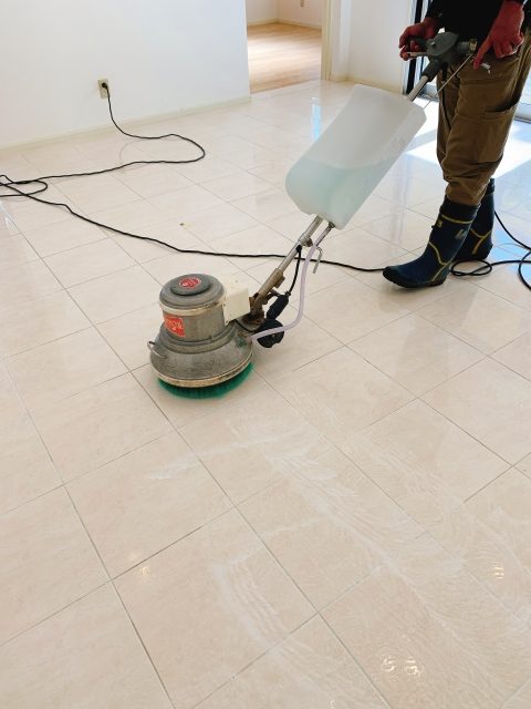 ポリッシャーによる床の洗浄